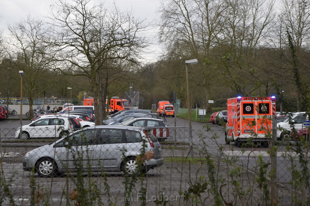 Einsatz BF Koeln Schule Burgwiesenstr Koeln Holweide P071.JPG - Miklos Laubert